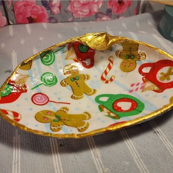 DECOUPAGE CLAM SHELL DECOUPAGE GINGERBREAD MAN ON A CLAM SHELL TRINKET DISH - Picture 5 of 11